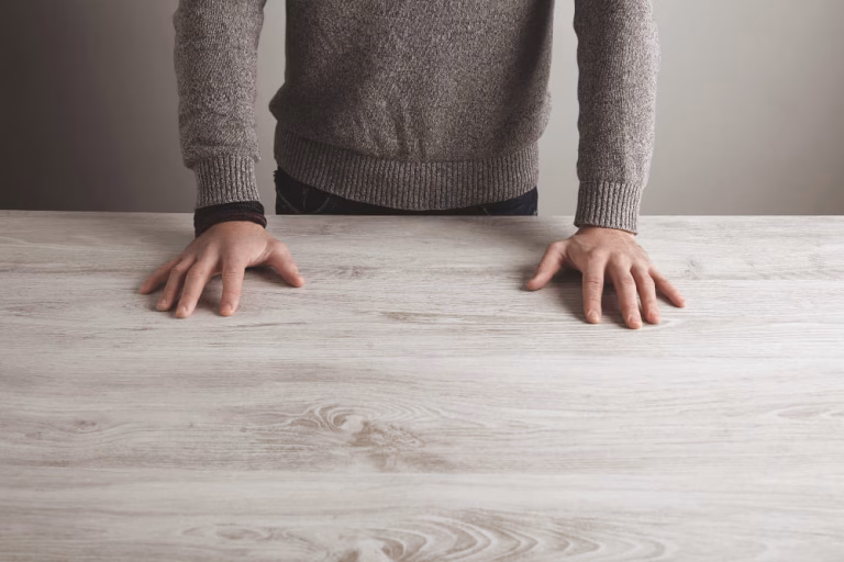 Mężczyzna mierzy wysokość blatu kuchennego