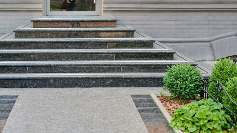 Kamień naturalny na schody zewnętrzne